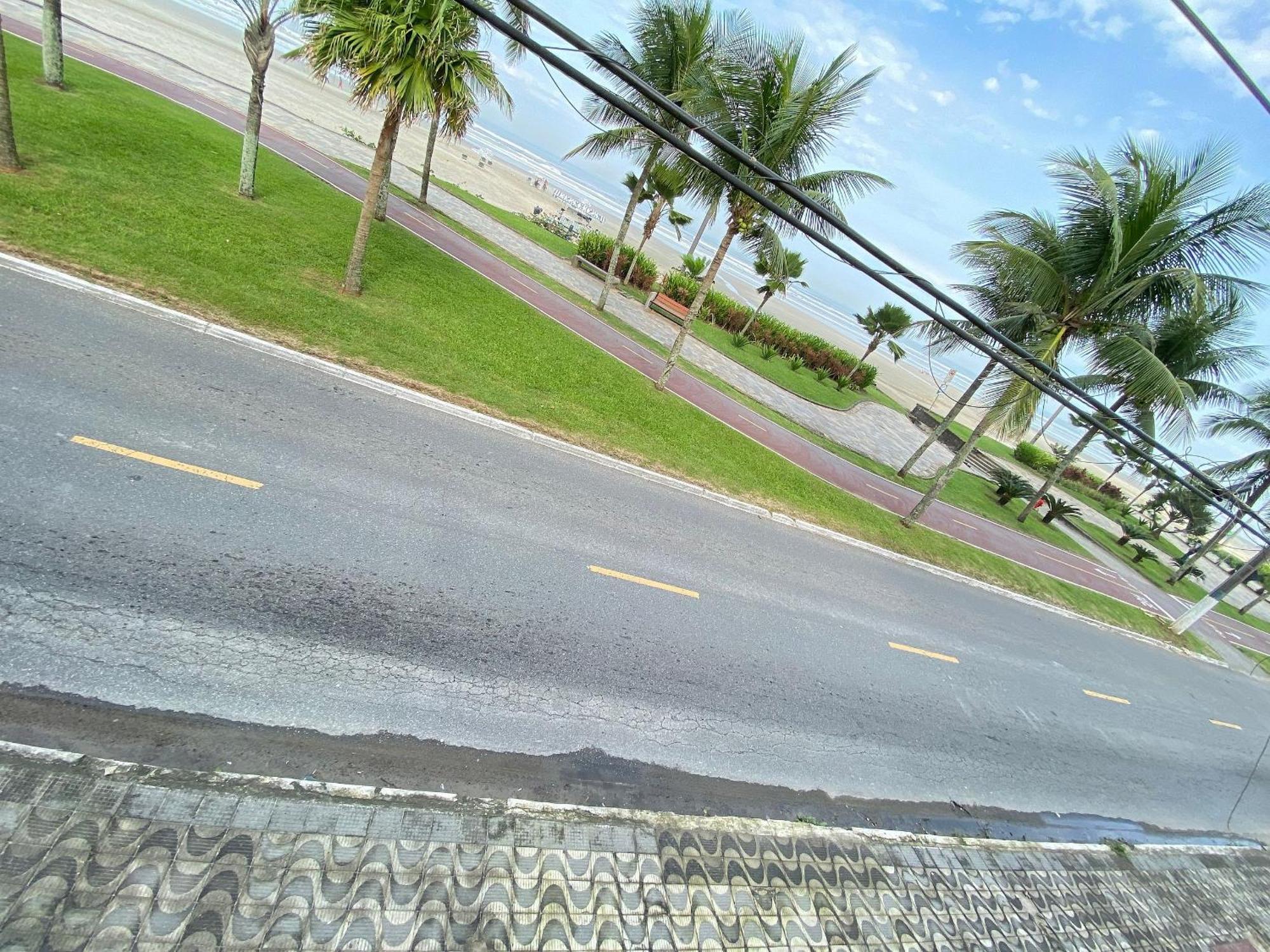 Pe Na Areia Do Maracana * Praia Grande (Santos)